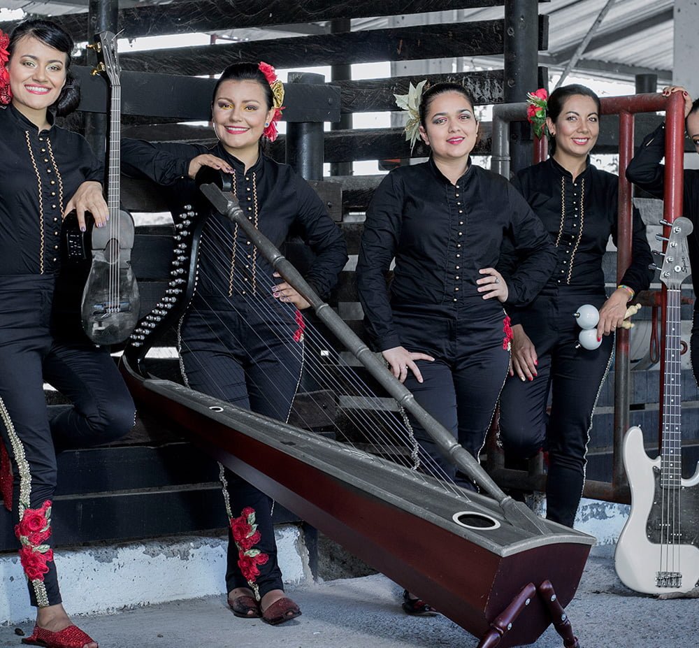 Adry-Nataly-y-la-agrupacion-Guarura-3