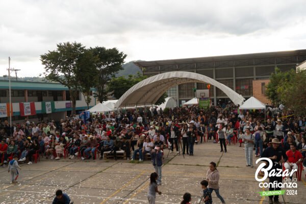 tarima-principal-bazar-de-la-confianza-boyaca-105