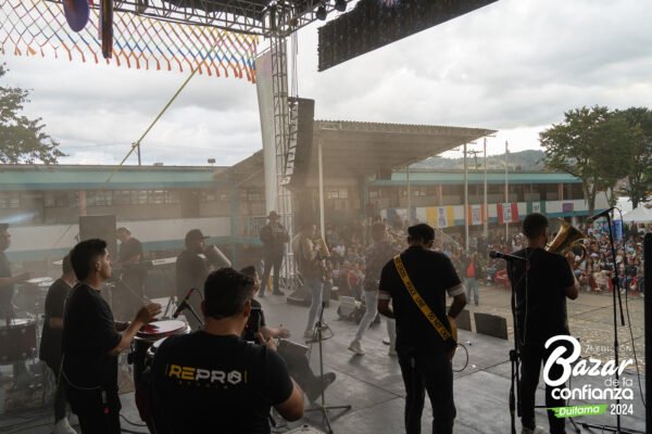 tarima-principal-bazar-de-la-confianza-boyaca-107