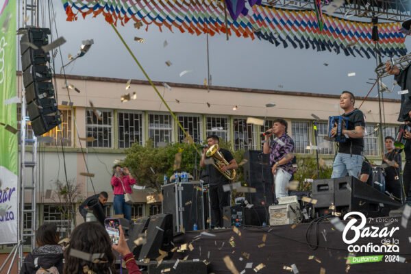 tarima-principal-bazar-de-la-confianza-boyaca-115