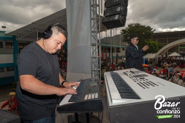 tarima-principal-bazar-de-la-confianza-boyaca-128