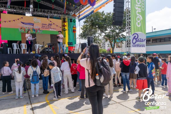 tarima-principal-bazar-de-la-confianza-boyaca-24