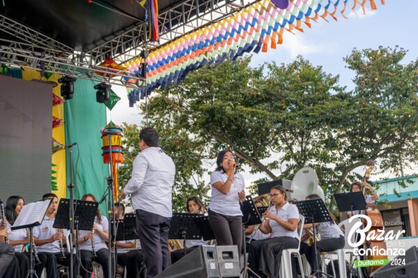 tarima-principal-bazar-de-la-confianza-boyaca-65