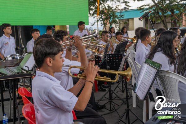 tarima-principal-bazar-de-la-confianza-boyaca-73