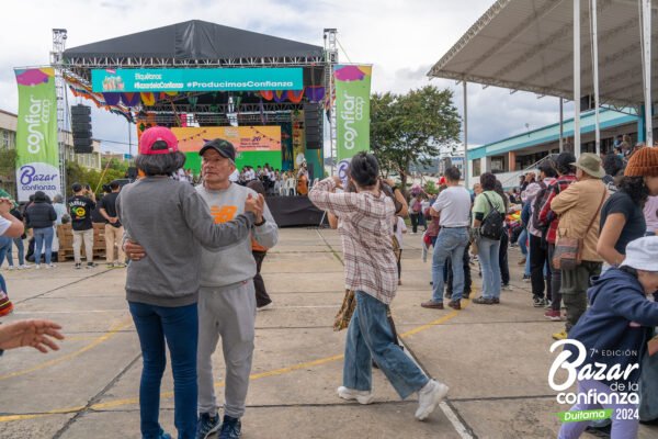 tarima-principal-bazar-de-la-confianza-boyaca-77