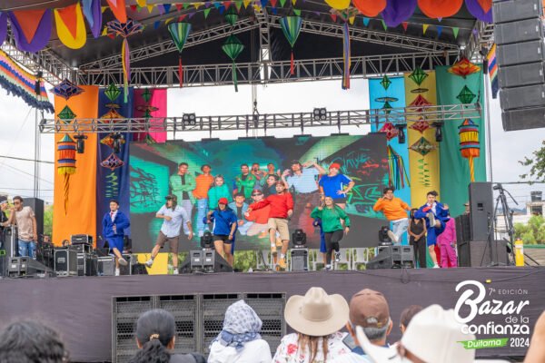 tarima-principal-bazar-de-la-confianza-boyaca-89