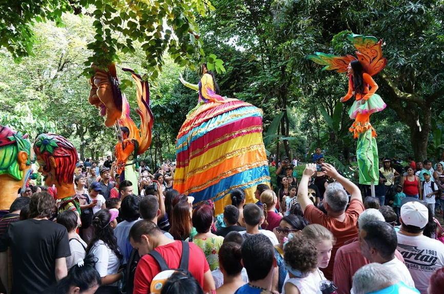 La magia en el bazar la ponen los artistas