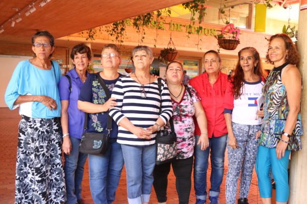Ellas son algunas de las mujeres que conforman el nodo de artesanas de la Red Cultural de la Comuna 4 Ellas son algunas de las mujeres que conforman el nodo de artesanas de la Red Cultural de la Comuna 4