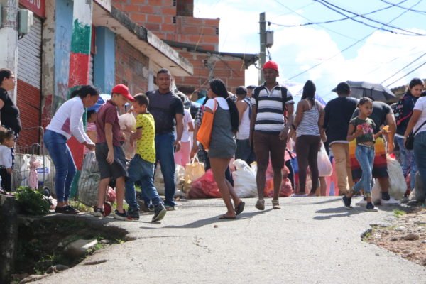 La solidaridad de la comunidad se expresa con actividades como la llamada Bodeguita de Mary Rojas y don Ovidio La solidaridad de la comunidad se expresa con actividades como la llamada Bodeguita de Mary Rojas y don Ovidio