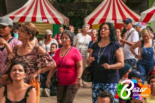 Tarima_Principal_-Bazar_de_la_Confianza-85