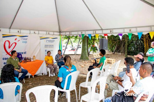 BAZAR-DE-LA-CONFIANZA-REDES-SOLIDARIAS-IMG_4247 (49) BAZAR-DE-LA-CONFIANZA-REDES-SOLIDARIAS-IMG_4247 (49)